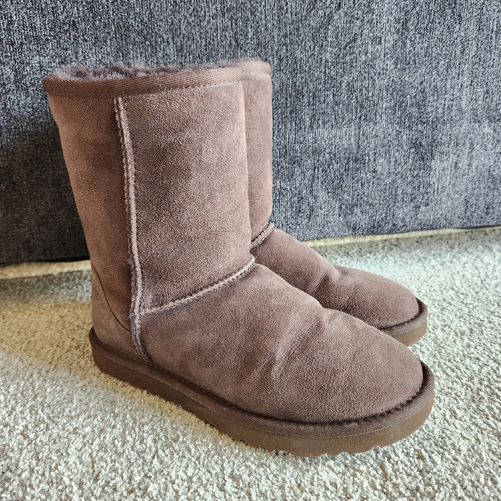 Womens Classic Short Ugg Boots Size 8